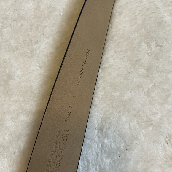 Michael Kors Elegant Black Leather Belt with Gold Buckle - Picture 3 of 5